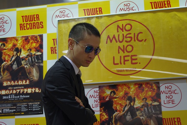 忘れらんねえよ柴田、音楽が突き刺さる本気のインストア・ライヴ――OTOTOY最速レポ