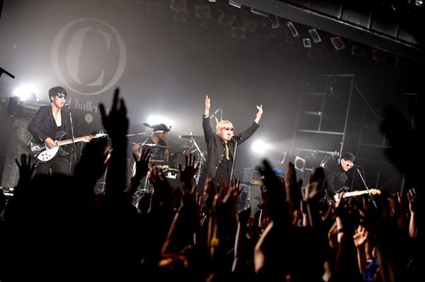 ザ・チャレンジ、コスプレ満載のリキッド単独公演でメジャー・デビュー発表——OTOTOYライヴ・レポート