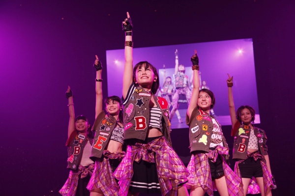 ”JAPAN”の名を背負うことを決めた彼女たちの「一歩」——ベイビーレイズ武道館ライヴ・レポート