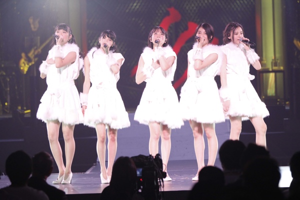 ”JAPAN”の名を背負うことを決めた彼女たちの「一歩」——ベイビーレイズ武道館ライヴ・レポート