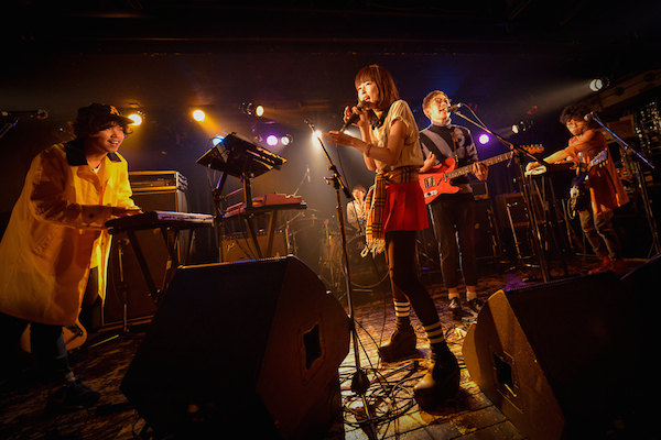 Awesome City Club、初自主企画で満員の観客がメジャー・デビューを祝福——OTOTOYライヴ・レポート