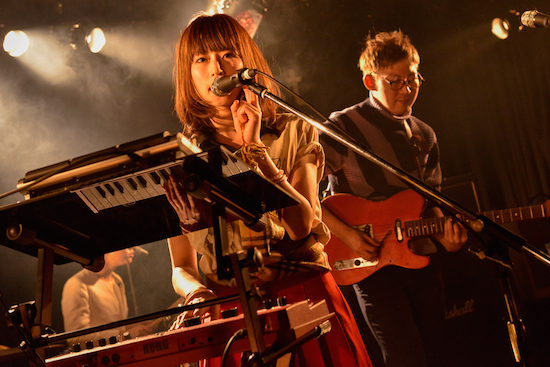Awesome City Club、初自主企画で満員の観客がメジャー・デビューを祝福——OTOTOYライヴ・レポート