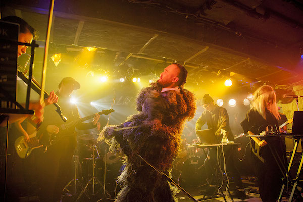 水曜日のカンパネラ、非存在、居住、解体と共に魅せた地下イベントーーOTOTOYライヴレポ