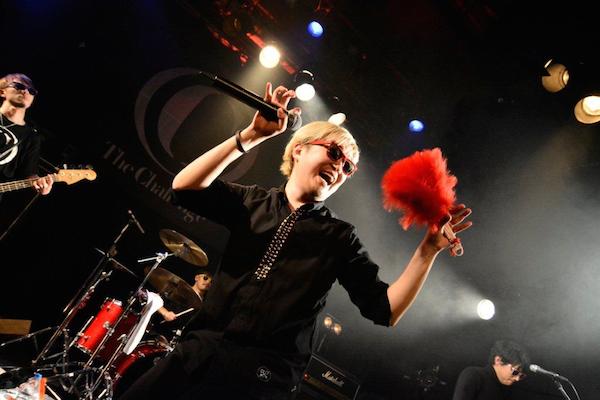 ザ・チャレンジ、Charisma.comとラップ&エビ反りダンスでコラボ——OTOTOYライヴ・レポート