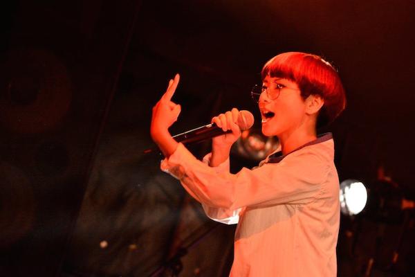 ザ・チャレンジ、Charisma.comとラップ&エビ反りダンスでコラボ——OTOTOYライヴ・レポート