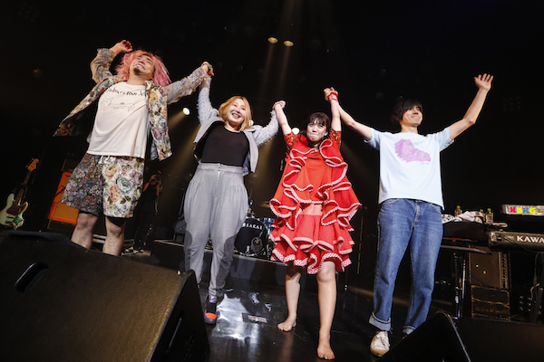 SEBASTIAN X、活動休止前ブリッツ公演で約3時間熱演「また一緒にバンドやろう」——OTOTOYライヴ・レポート
