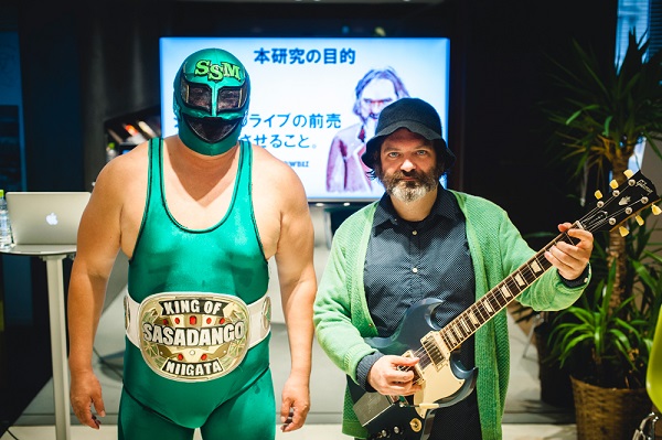 ジム・オルーク、ライヴに向けてパワポ覆面レスラーとタッグ結成?
