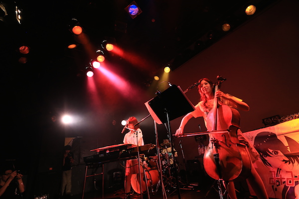 【ライヴ・レポート】みみめめMIMI、自主企画で分島花音と鍵盤&チェロのコラボ! 「シュガーソングとビターステップ」披露
