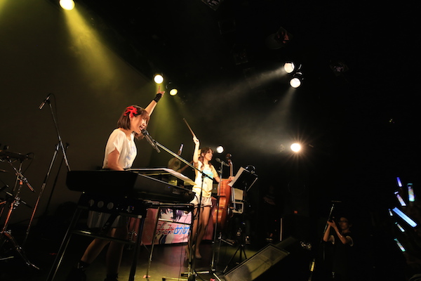 【ライヴ・レポート】みみめめMIMI、自主企画で分島花音と鍵盤&チェロのコラボ! 「シュガーソングとビターステップ」披露
