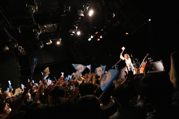 【ライヴ・レポート】みみめめMIMI、自主企画で分島花音と鍵盤&チェロのコラボ! 「シュガーソングとビターステップ」披露