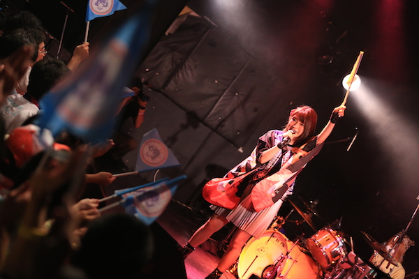 【ライヴ・レポート】みみめめMIMI、自主企画で分島花音と鍵盤&チェロのコラボ! 「シュガーソングとビターステップ」披露