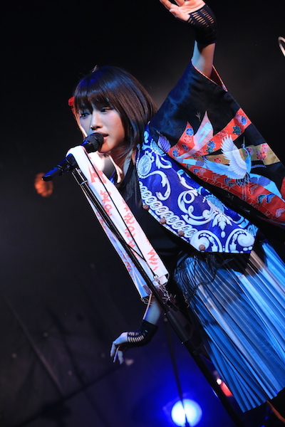 【ライヴ・レポート】みみめめMIMI、自主企画で分島花音と鍵盤&チェロのコラボ! 「シュガーソングとビターステップ」披露