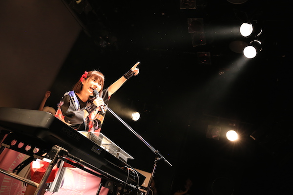 【ライヴ・レポート】みみめめMIMI、自主企画で分島花音と鍵盤&チェロのコラボ! 「シュガーソングとビターステップ」披露