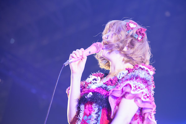 【ライヴ・レポート】大森靖子、CDJで出産後初ステージ「産休中にアルバム作りました」
