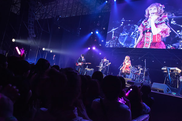 【ライヴ・レポート】大森靖子、CDJで出産後初ステージ「産休中にアルバム作りました」