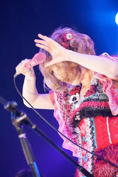【ライヴ・レポート】大森靖子、CDJで出産後初ステージ「産休中にアルバム作りました」