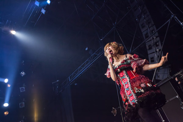 【ライヴ・レポート】大森靖子、CDJで出産後初ステージ「産休中にアルバム作りました」