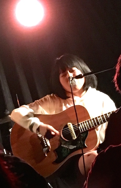 【ライヴ・レポート】里咲りさ、大森靖子と選んだアコギをライヴで初お披露目「泣きそうなくらいうれしい」