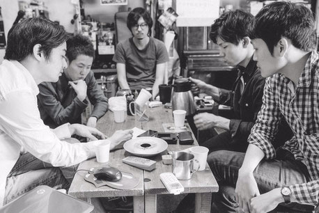 THE ACOUSTICS、プレミア化必至の7インチ『The Light / Don’t Look Back』をリリース