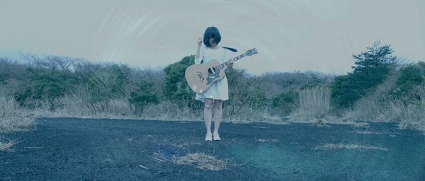 里咲りさ、観覧車で一発撮りの弾き語り新曲「TOKYO TELECA」MV公開