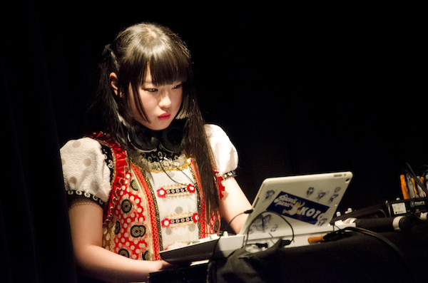 KOTO、“てんこ盛り”リリパでライヴにトークにDJ披露も! 夏には新作発表 ーーライヴ・レポート