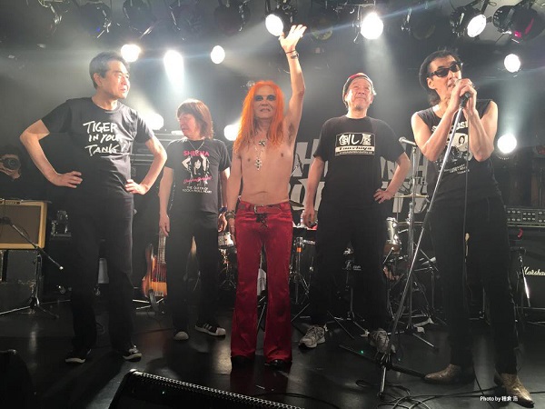 “ロックは生き物、俺たちと同じ”シーナ&ロケッツとサンハウス、4時間にわたりシーナに捧げるロックンロールをプレイ―OTOTOYライヴレポ