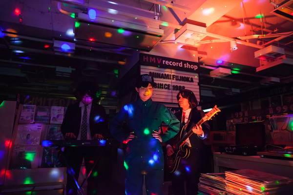 藤岡みなみ&ザ・モローンズ、真夜中のHMVでクールにキメる「ド忘れ in the night」MVを公開