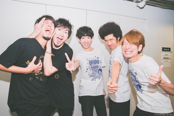 “音楽って素晴らしい!” BRADIO、赤坂BLITZの真ん中で音楽愛を叫ぶ―OTOTOY最速レポ