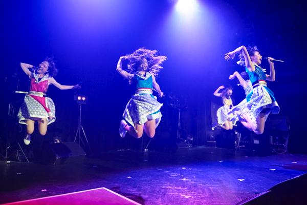 ギャンパレ、水着姿で2ndアルバム&新宿BLAZEワンマンを発表ーーOTOTOYライヴレポ