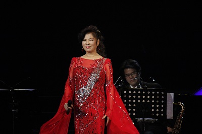 八代亜紀、モンゴルで新曲「JAMAAS」を初披露! 大草原のステージに羊や馬も集まった