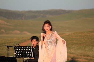 八代亜紀、モンゴルで新曲「JAMAAS」を初披露! 大草原のステージに羊や馬も集まった