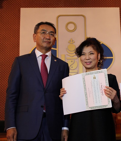 八代亜紀、モンゴルで新曲「JAMAAS」を初披露! 大草原のステージに羊や馬も集まった