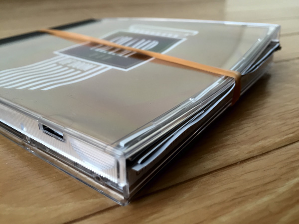 まじかよ、CDケースが閉まらない、え、輪ゴム?──Limited Express (has gone?)×2MUCH CREW、阿部周平デザイン・ジャケット