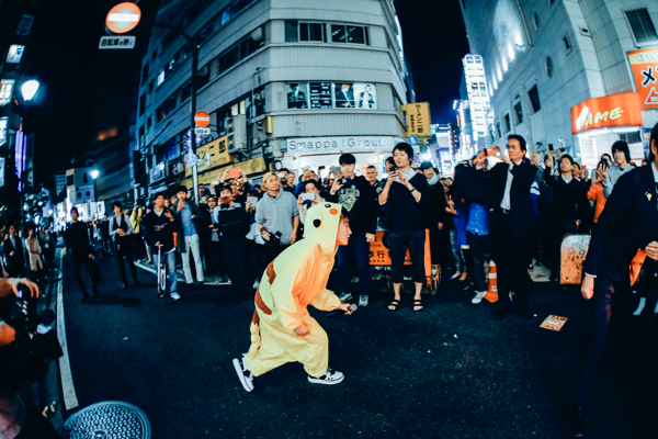歌舞伎街にピカチュウ・コムアイ出現、モンスターボールに捕獲される
