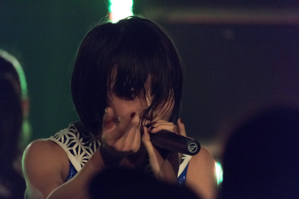 【ライヴレポ】GANG PARADE、オレンジの光に包まれた大阪初ワンマンの夜