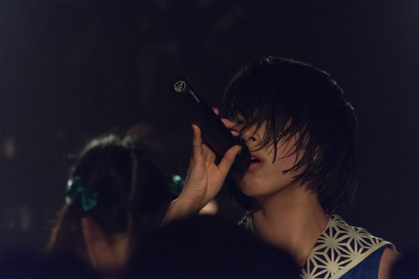【ライヴレポ】GANG PARADE、オレンジの光に包まれた大阪初ワンマンの夜