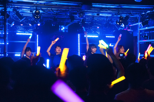 【ライヴレポ】GANG PARADE、オレンジの光に包まれた大阪初ワンマンの夜
