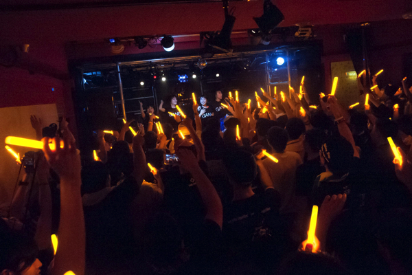 【ライヴレポ】GANG PARADE、オレンジの光に包まれた大阪初ワンマンの夜