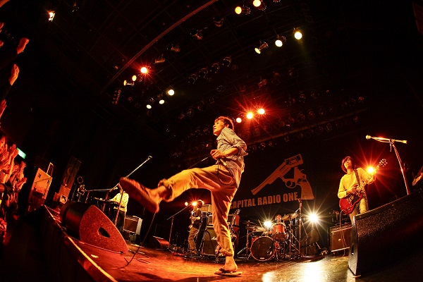myeahns、バンドTOMOVSKYを迎え自主企画〈脳内ヒットメイツvol.2〉開催