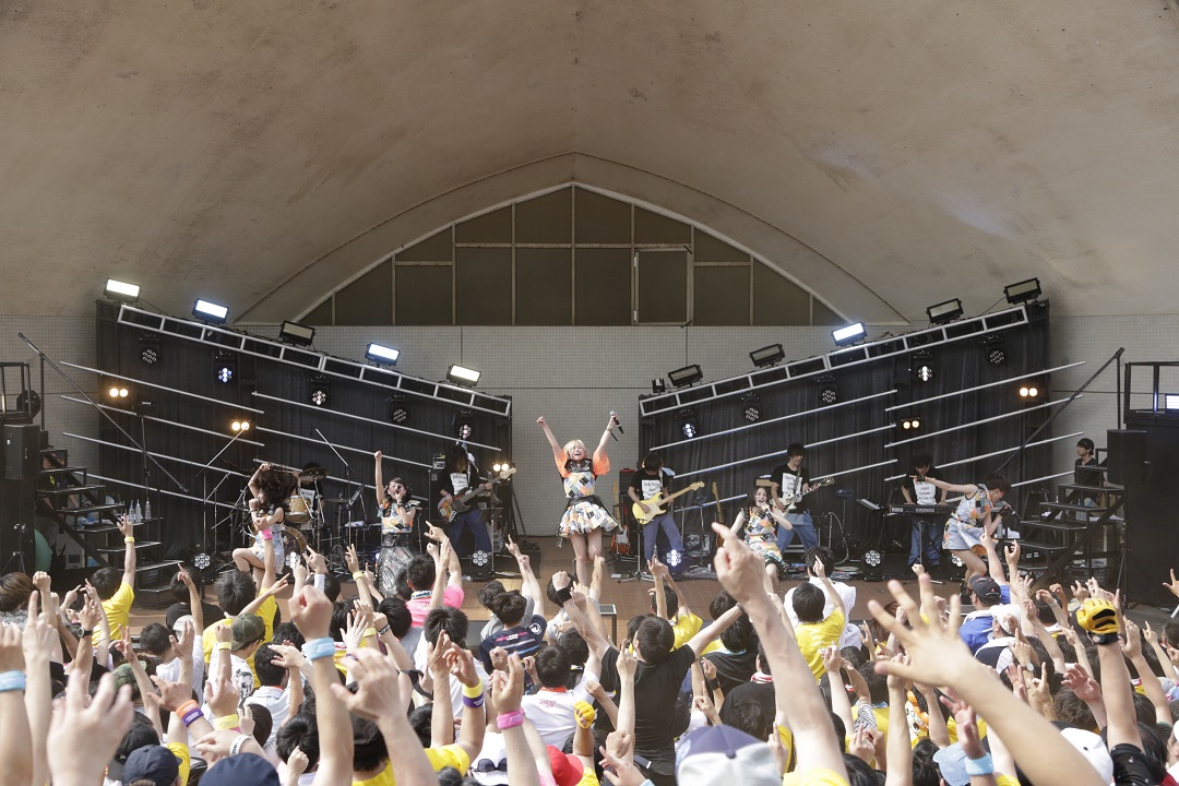 ベイビーレイズJAPAN、野外ワンマン2戦目の稲毛海浜公園で灼熱ライヴ