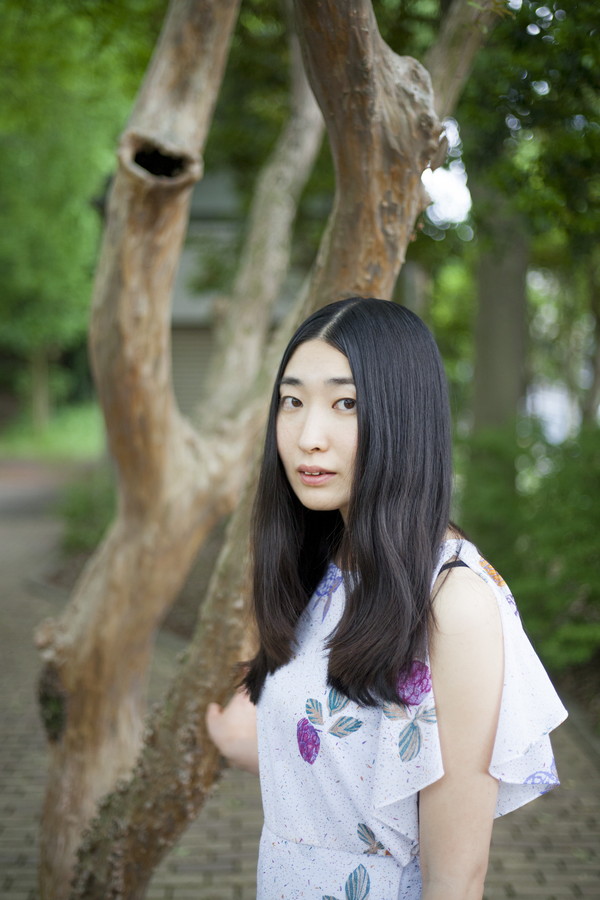 寺尾紗穂、レコ発記念ライヴより「ねんねしなされ」映像を公開