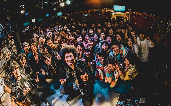 BRADIO、伝説のディスコ「マハラジャ六本木」で魅せたバブリーでソウルフルなスペシャル・ナイト-OTOTOYイベントレポ