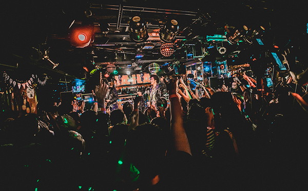 BRADIO、伝説のディスコ「マハラジャ六本木」で魅せたバブリーでソウルフルなスペシャル・ナイト-OTOTOYイベントレポ