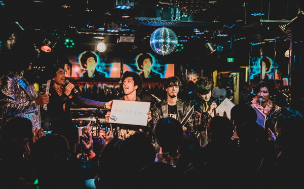 BRADIO、伝説のディスコ「マハラジャ六本木」で魅せたバブリーでソウルフルなスペシャル・ナイト-OTOTOYイベントレポ