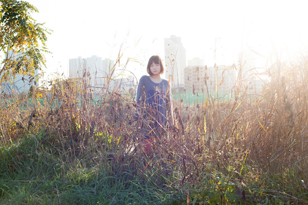 あどけなくも凛とした歌声、京都の女性SSW白波多カミンが歌にこだわった弾き語りアルバムリリース