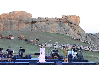 八代亜紀、モンゴルで新曲「JAMAAS」を初披露！ 大草原のステージに羊や馬も集まった