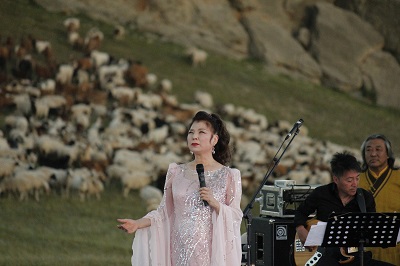 八代亜紀、モンゴルで新曲「JAMAAS」を初披露！ 大草原のステージに羊や馬も集まった