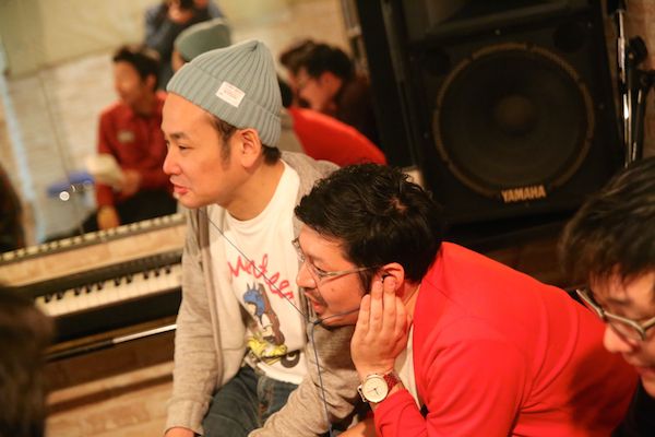 「宗教みたい！」里咲りさ&シバノソウが公開レコーディング実施、渋谷の地下に30人の叫び声が轟く――イベント・レポート
