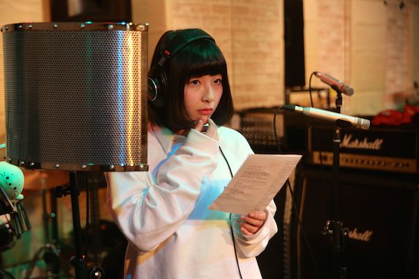 「宗教みたい！」里咲りさ&シバノソウが公開レコーディング実施、渋谷の地下に30人の叫び声が轟く――イベント・レポート