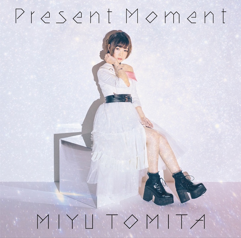 富田美憂、11/13発売のソロデビューSG「Present Moment」ジャケ写公開